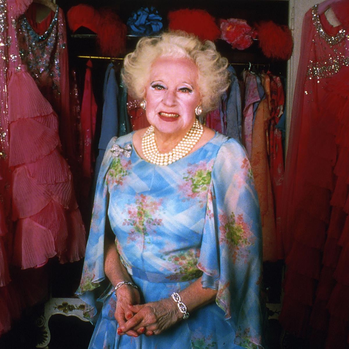 Barbara Cartland, abuelastra de Diana de Gales.