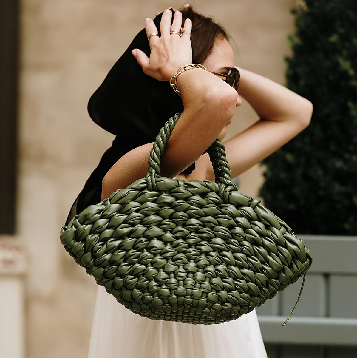 Influencer con bolso de verano