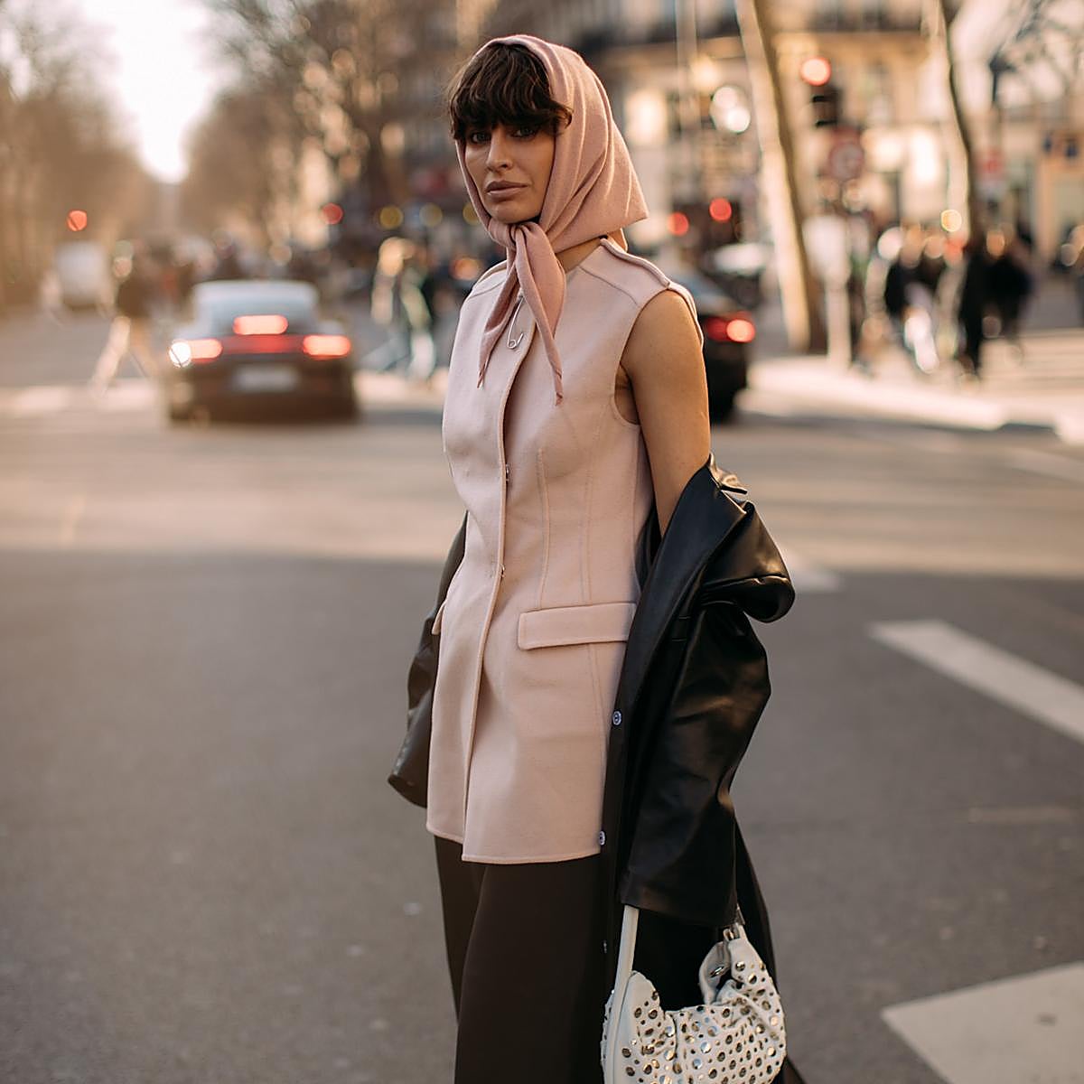 Mujer con look con chaleco