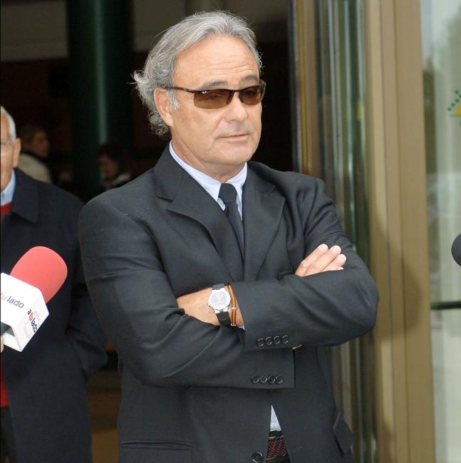 Carlos Iglesias, en el entierro de su padre, el doctor Iglesias Puga.