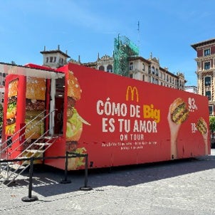 Cuando tu comida favorita te lleva a un casting: los fans toman la Gran Vía