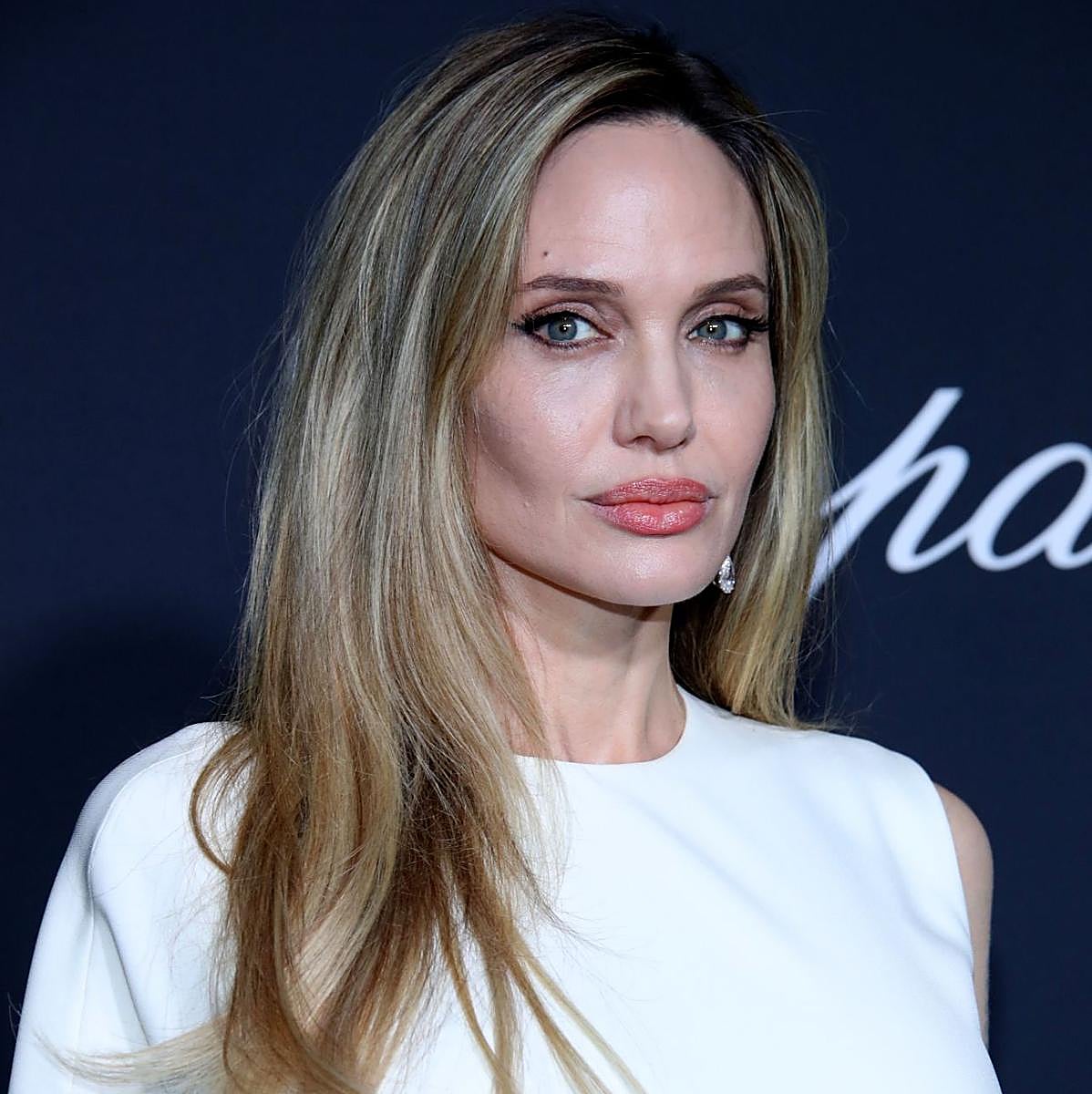 Angelina Jolie con un maquillaje de ojos marcado.