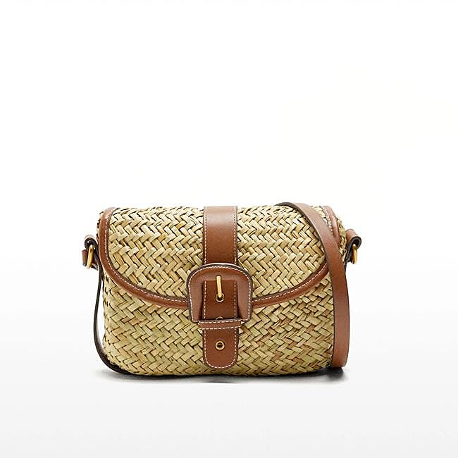 Bolso bandolera de rafia con solapa (27,99€)