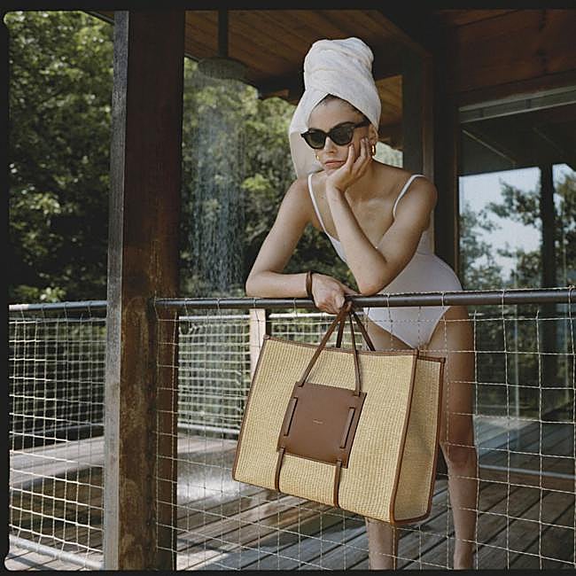 Bolso Capri Large en raffia, de DeMellier.