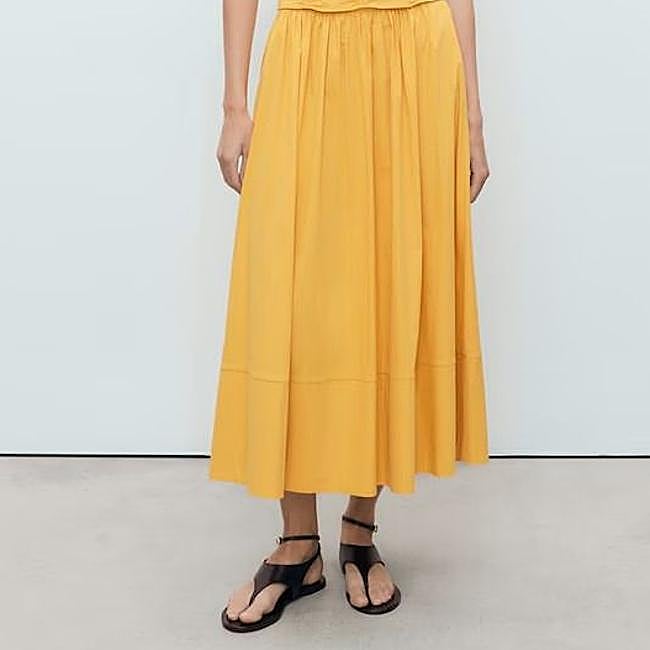 Falda amarilla con volumen