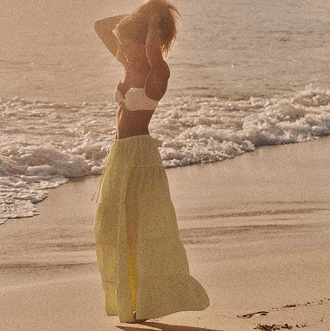 Falda amarilla larga con paneles