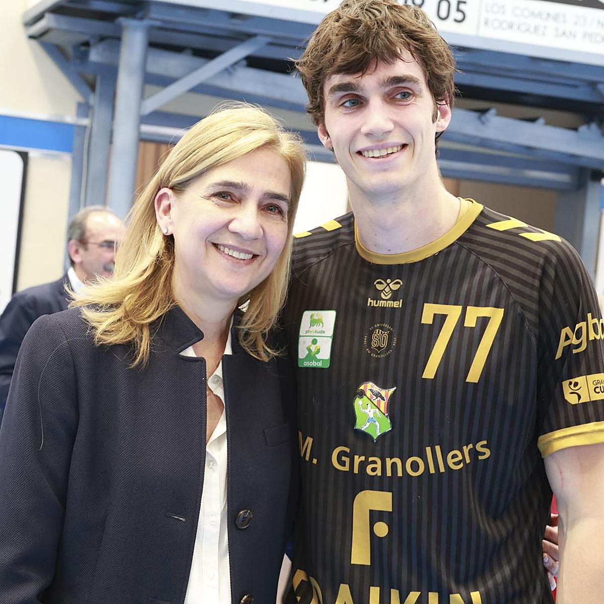 La infanta Cristina, felicísima, junto a su hijo Pablo,en su último partido en Segovia.