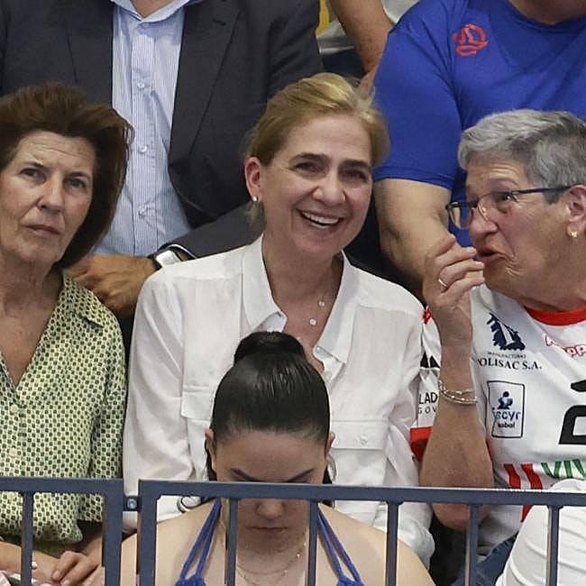 La infanta Cristina se sentó en la grada de la cancha del Nava de balonmano, como una aficionada más.