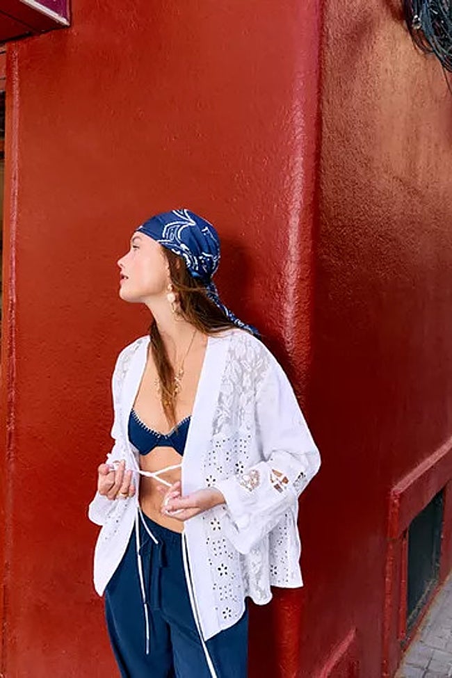 Kimono blanco bordado Stradivarius.