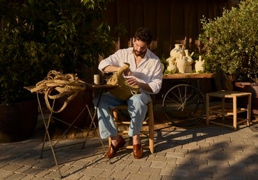 El artesano extremeño Javier S. Medina mostrando su trabajo en la gran noche de Las Rozas Village.