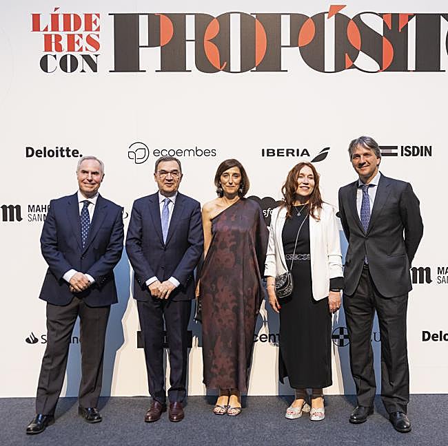 El equipo de ISS: Jaime García Vázquez, director de Division Direct Sur; Jordi Cochs, director de Division Direct Norte; Ricard Casas, director general de Personas y Cultura; Raquel Cruz, directora de Grandes Cuentas; y Raquel Manzano, directora de Limpieza de Oficinas.