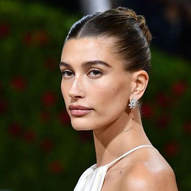 Hailey Bieber con moño tirante
