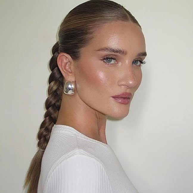 Rosie Huntington-Whiteley con trenza pulida