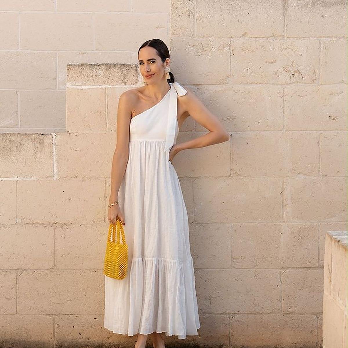 Influencer con vestido asimétrico de verano