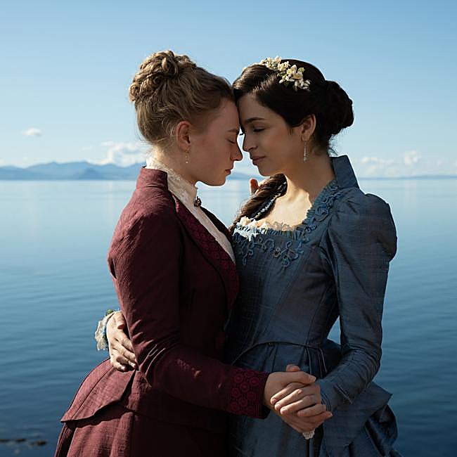 Mia Threapleton y Josie Totah en una imagen de la segunda temporada de The Bucaneers: Aristócratas por amor.