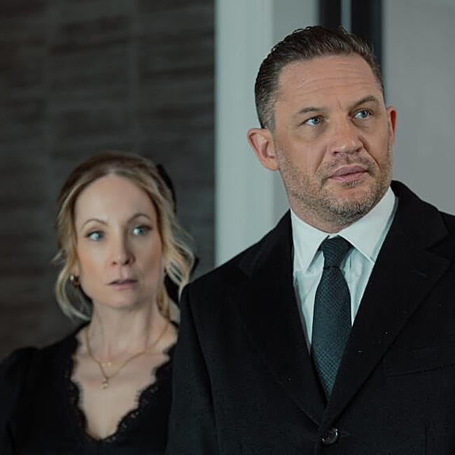 Joanne Froggatt y Tom Hardy en una imagen de Mobland.