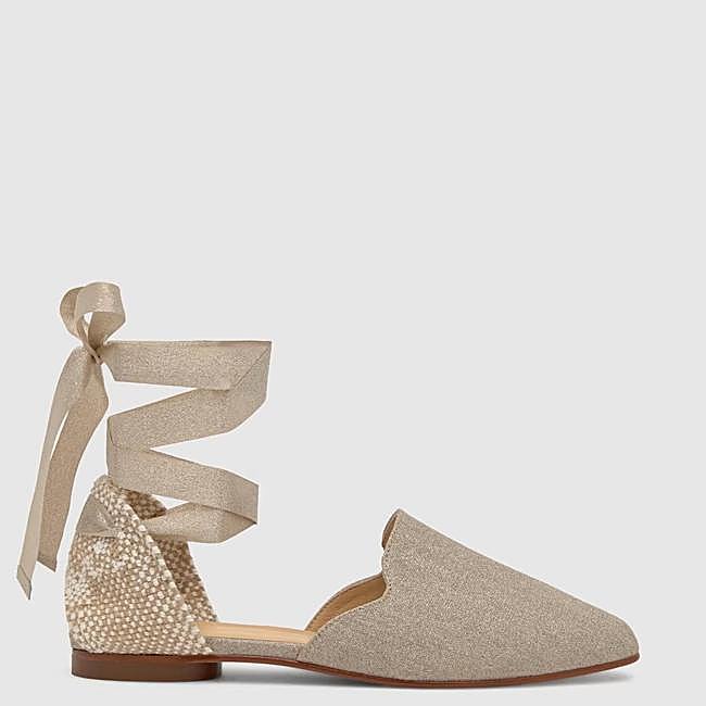 Alpargatas planas Gilda en lino metalizado con cierre de lazo de Castañer, 145 euros.