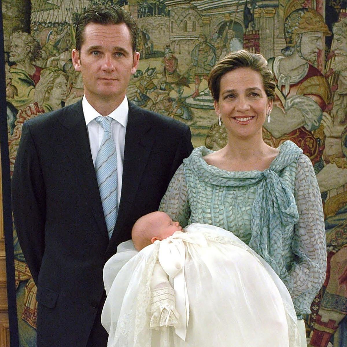 La infanta Cristina e Iñaki Urdangarin, junto a su hija Irene durante su bautizo.