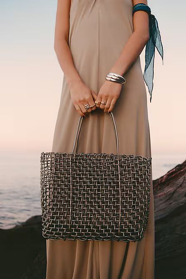 Bolso hombro trenzado Mango.