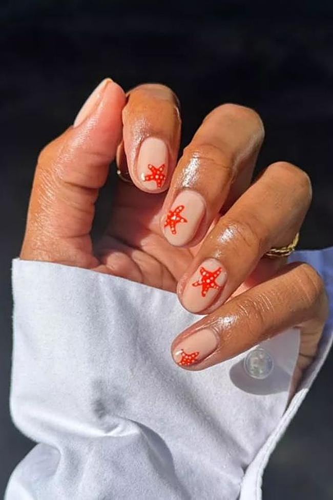 Manicura en coral para el verano