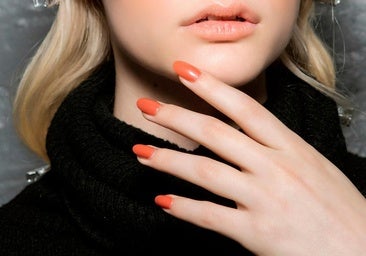Las uñas coral son la manicura perfecta para el verano, potencian el bronceado y combinan con todo