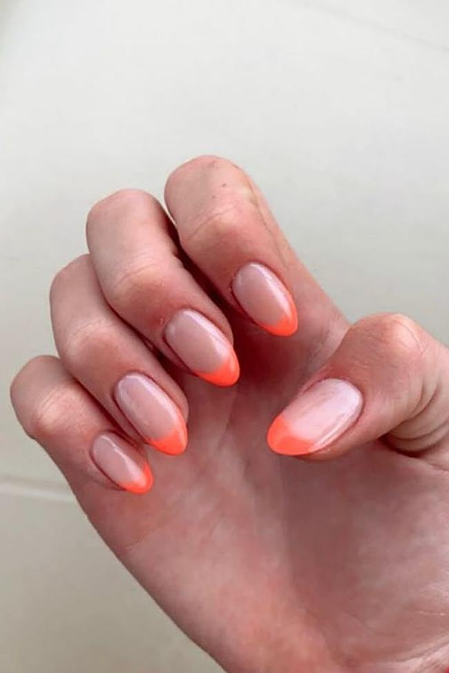 Manicura en coral para el verano