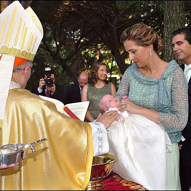 La infanta Cristina sujetando a su hija Irene durante su bautizo en el Palacio de la Zarzuela.