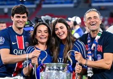 Luis Enrique celebra la victoria en la Champions junto a su mujer y sus hijos.