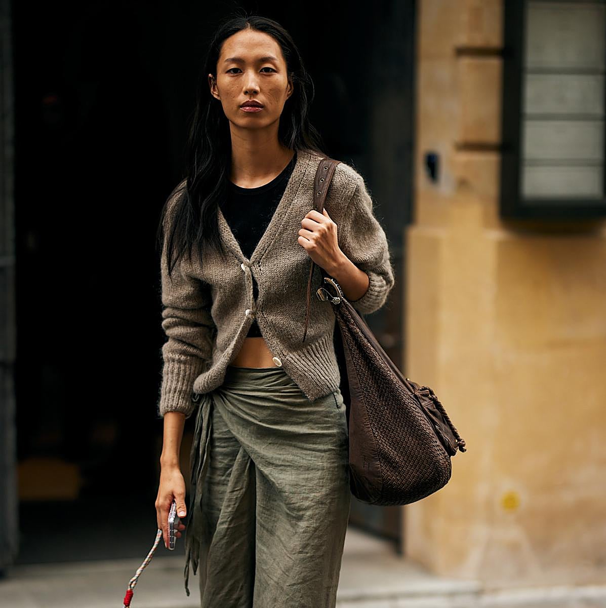 Mujer con pantalones pareo