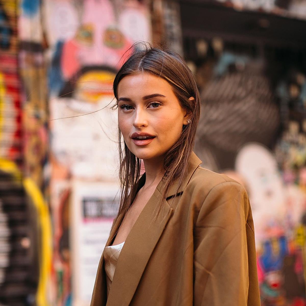 Influencer con mirada despierta sin ojeras