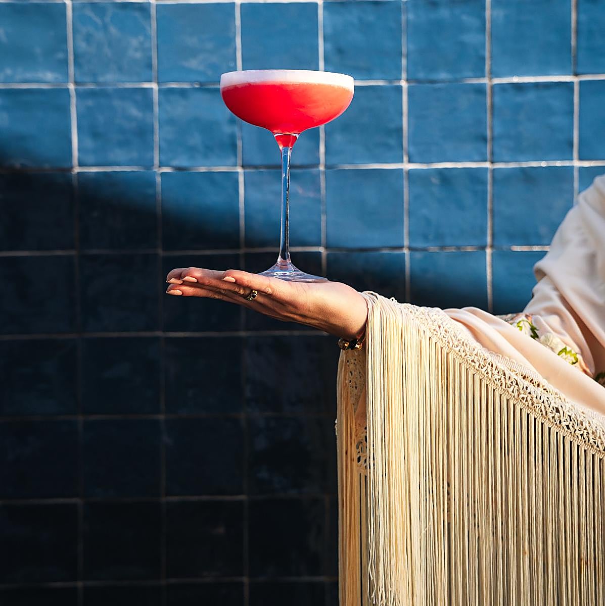 Mujer con cóctel en la mano