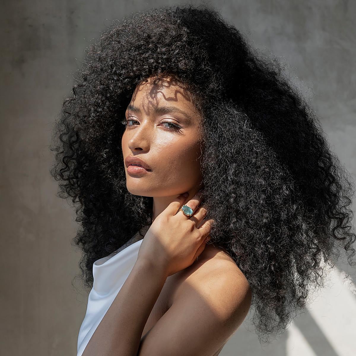 Cuidar el pelo rizado en verano