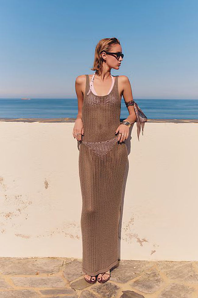 Vestido marrón en punto medio Mango.