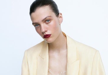 El vestido lencero asimétrico de Zara que las españolas no paran de llevar a modo de falda