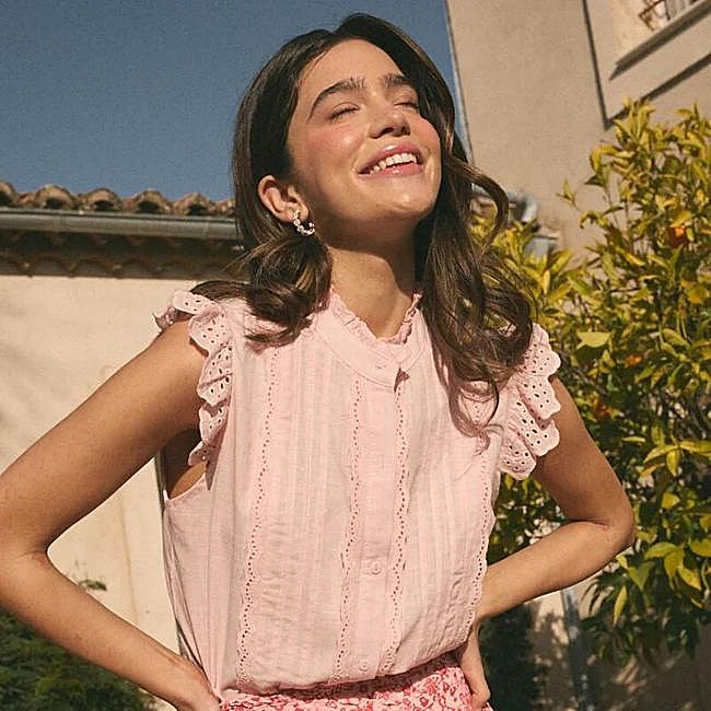 Blusa bordada con jaretas rosa pastel