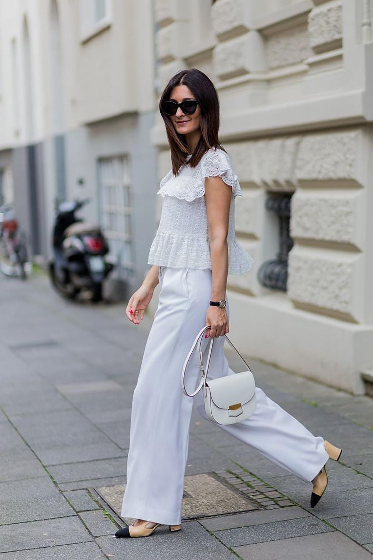 Influencer con blusa sin mangas de verano