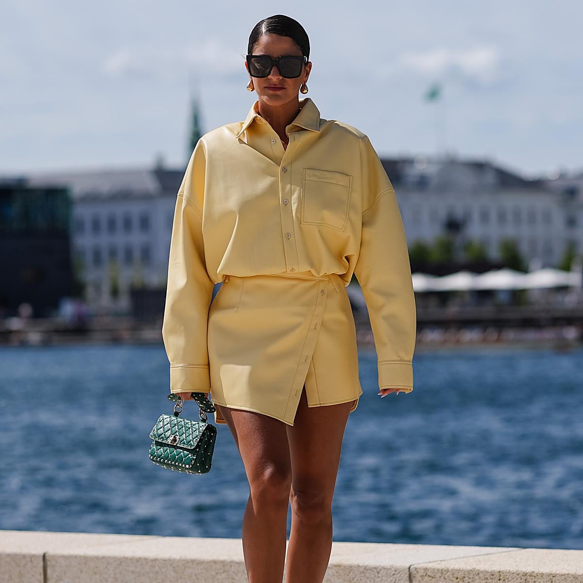 Mujer con vestido camisero denim.