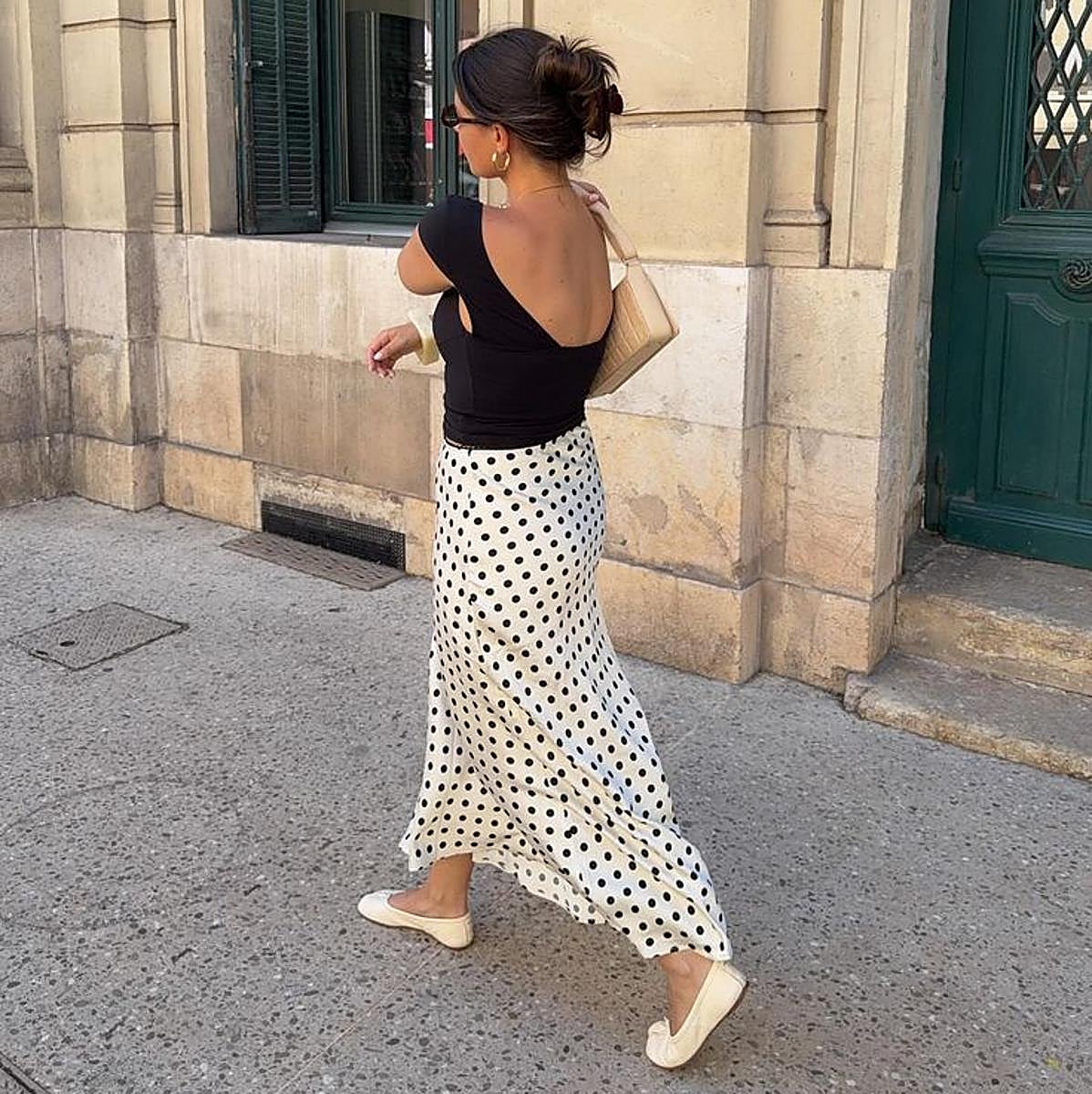 Influencer con falda de lunares en look de verano