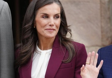 La reina Letizia arrasa en Brañosera con su traje favorito made in Spain: en color granate y muy favorecedor