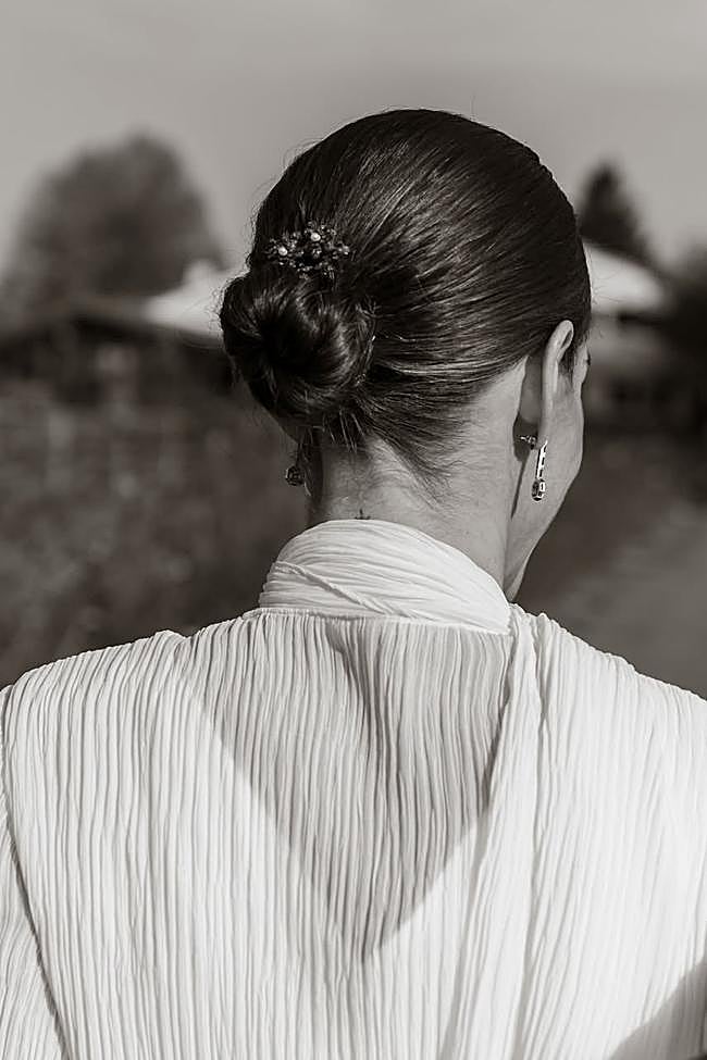 Peinado con moño bajo.