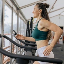 Remo vertical, el mejor ejercicio para estilizar silueta y fortalecer hombros y espalda a los 50