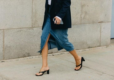 Mujer con sandalias negras