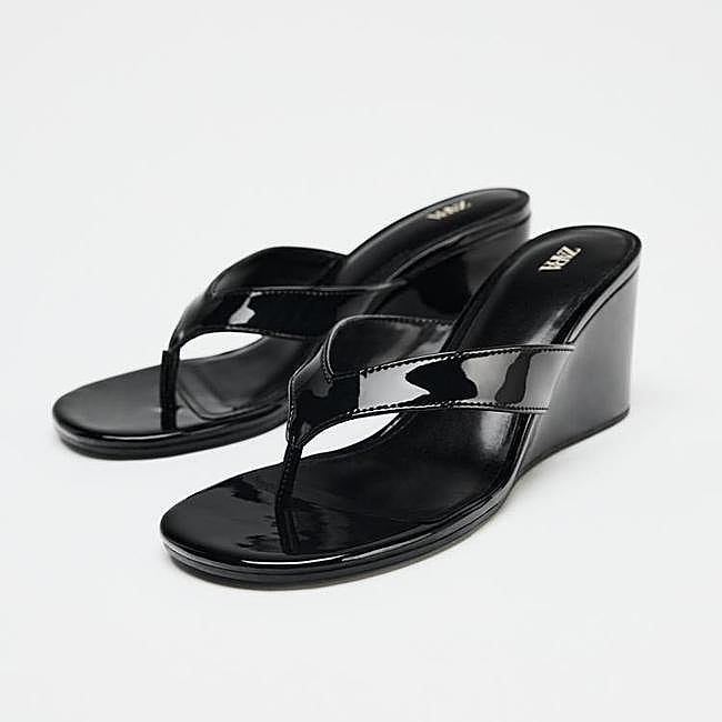 Sandalias cuña efecto acharolado (29,95€)