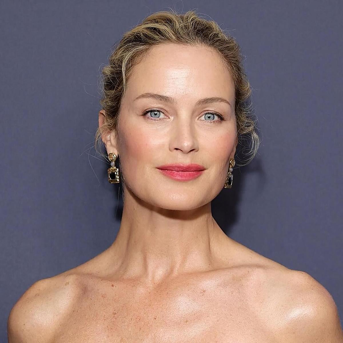 Carolyn Murphy a los 50 con color de labios rejuvenecedor