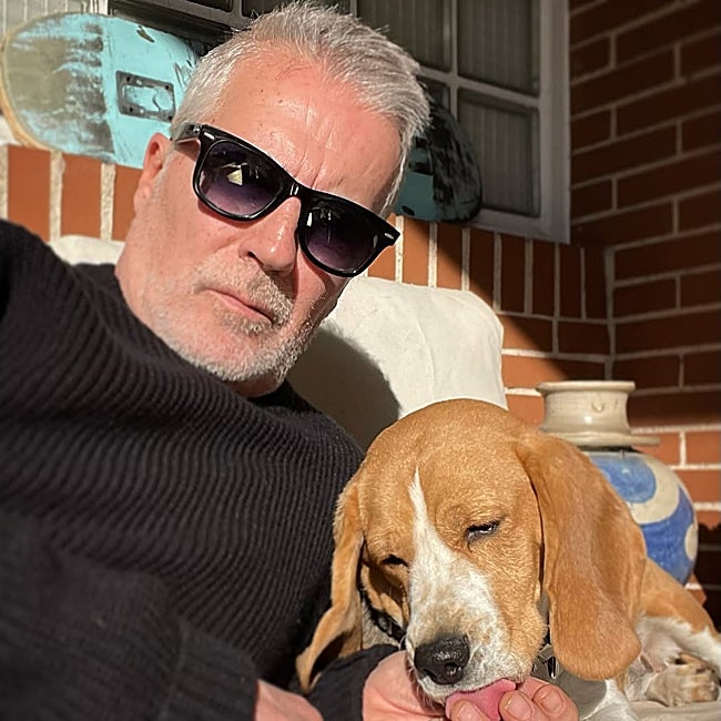 David Cantero junto a su fiel mascota, Haru.