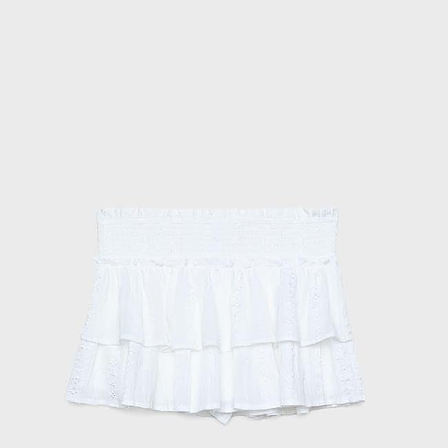 Falda blanca de Stradivarius, 19,99 euros.