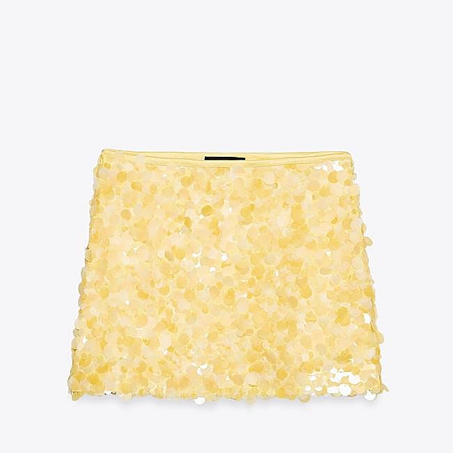 Falda corta de lentejuelas de Zara, 29,95 euros.
