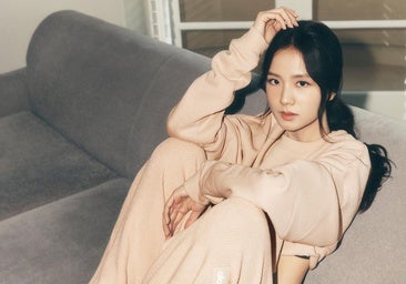 Mujer con un look deportivo.