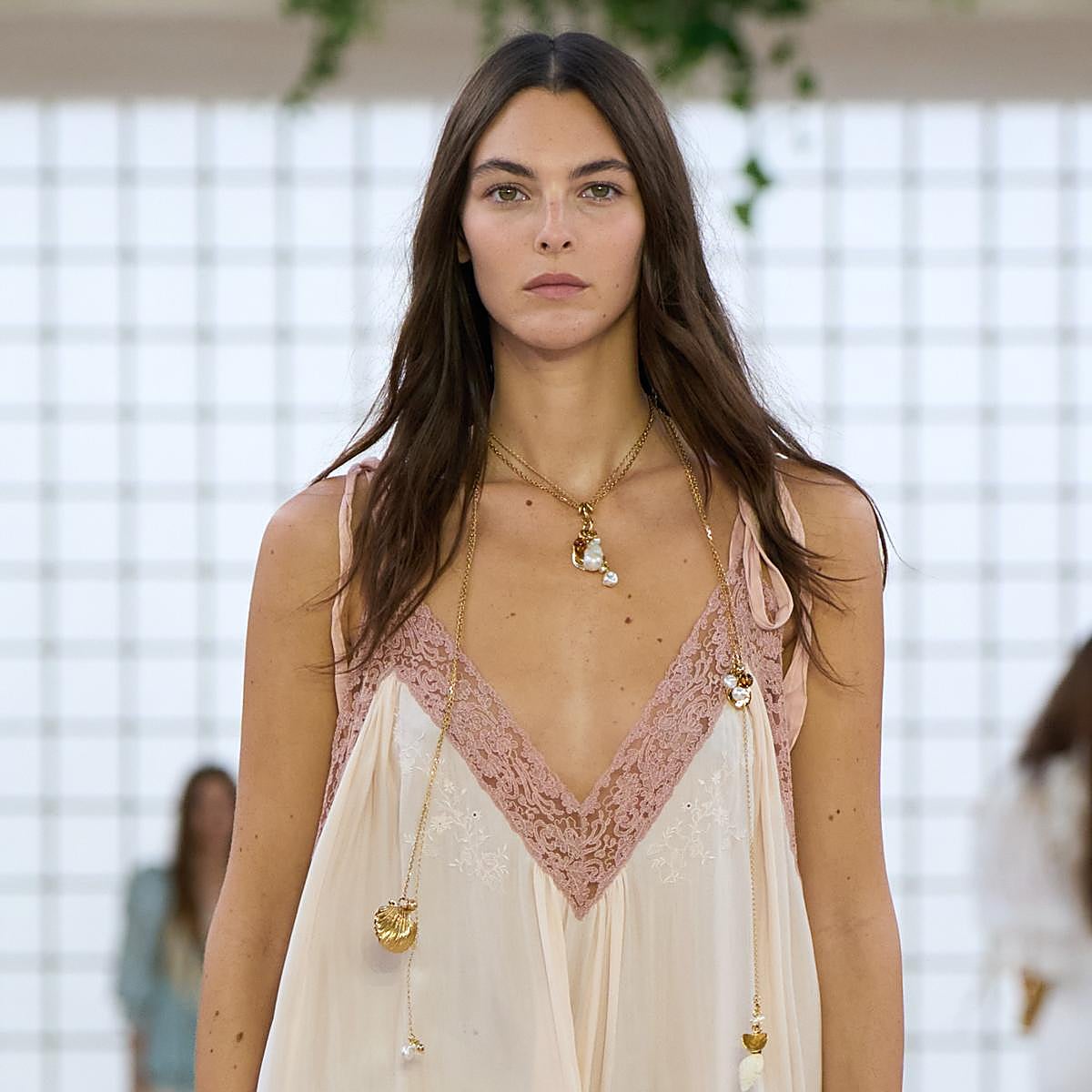 Las joyas más especiales para tranformar un look básico en el estilismo ideal para eventos de verano