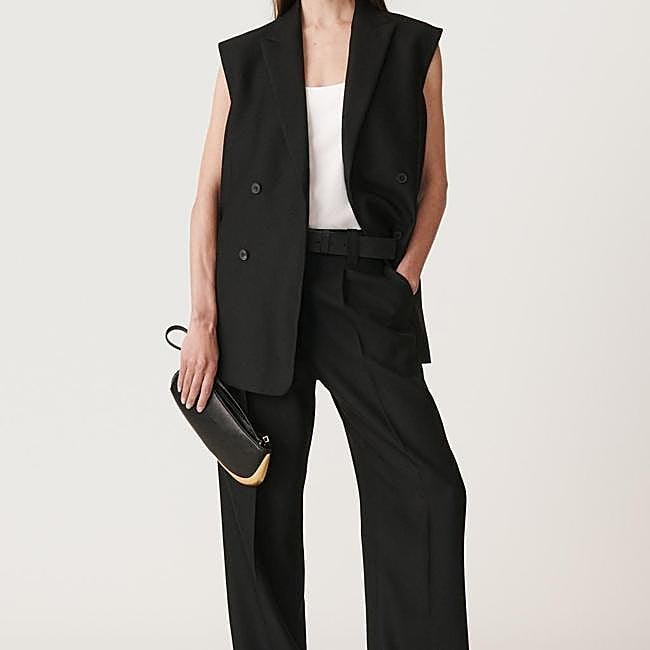 Traje negro con chaleco y pantalones